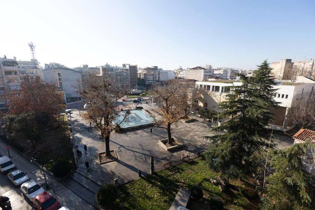 Λάρισα Διαμέρισμα Με Θέα Πλατεία Στο Κέντρο Της Πόλης Apartment ภายนอก รูปภาพ