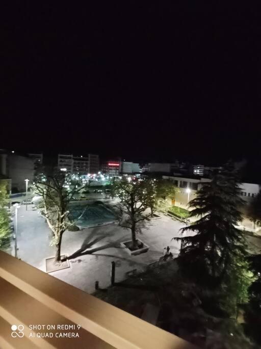 Λάρισα Διαμέρισμα Με Θέα Πλατεία Στο Κέντρο Της Πόλης Apartment ภายนอก รูปภาพ